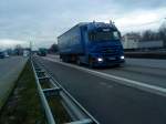 SZM Mercedes-Benz Actros 1844 mit Pritsche-Planen-Auflieger gesehen auf der A 61, Hhe Raststtte Dannstadt, am 16.01.2014