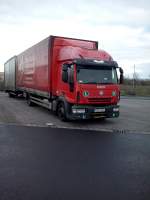 LKW IVECO Eurocargo Hngerzug mit Pritsche-Planen-Aufbau gesehen auf dem Autohof Grnstadt am 11.02.2014