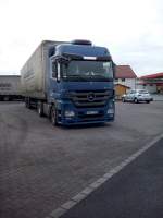 SZM Mercedes-Benz Actros mit pritsche-Planen-Auflieger gesehen auf dem Autohof Grnstadt am 11.02.2014