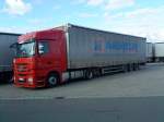 SZM Mercedes-Benz Actros 1841 mit Pritsche-Planen-Auflieger gesehen auf dem Autohof in Grnstadt am 18.02.2014