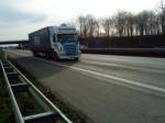 SZM SCANIA R 420 mit Pritsche-Planen-Auflieger der Spedition DSV gesehen auf der A 61 Hhe Rasthof Dannstadt am 18.02.2014