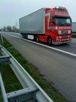 SZM VOLVO FH mit Pritsche-Planen-Auflieger der Spedition Enzerink bv gesehen auf der A 61 Hhe Raststtte Dannstadt am 18.03.2014