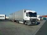 Mercedes-Benz Actros 2541 Hngerzug mit Pritsche-Planen-Aufbau gesehen auf dem Autohof in Grnstadt am 14.07.2014