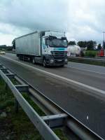 SZM Mercedes-Benz Actros mit Pritsche-Planen-Auflieger der Spedition TMG unterwegs auf der A 61, Hhe Rasthof Dannstadt, am 14.07.2014  