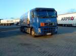 LKW Volvo FH mit Tankaufbau auf dem Autohof in Grnstadt am 18.09.2013