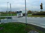 LKW SZM Mercedes-Benz Actros mit Siloauflieger auf der Fahrt zum Autohof in Grnstadt am 23.10.2013