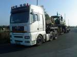 LKW SZM MAN TGX mit Tieflader beladen mit Mhdrescher auf dem Autohof in Grnstadt am 24.09.2013