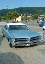 PKW Oldtimer Pontiak Catalina auf einem Parkplatz in Bad Drkheim am 18.08.2013