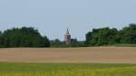 Landschaft um Lassan am Peenestrom im Juni 2013, im Hintergrund der Kirchturm von Lassan.