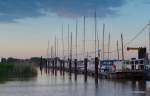 Bootsanleger im Abendlicht an der Wischhafener Süderelbe.