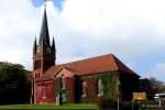 Amelinghausen - mit Herbstlaub umhüllte Hippolit-Kirche.