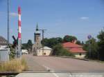 Blick vom Bahnbergang am ehemaligen Bahnhof Holleben auf die Kirche in Holleben am 17.6.15