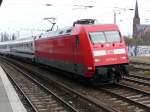 101 138 mit polnischen Intercity-Wagen an der Haltestelle Warschauer Strae am 09.04.2012.