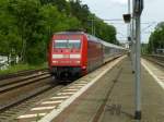 Ein IC mit 101 045-3 an der Spitze fährt am 21.5.14 durch Bischleben.