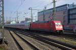 101 047 schiebt am 19.02.15 einen langen Intercity Richtung Hamburg aus dem Dortmunder Hauptbahnhof.