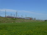 Am 22.4.16 fährt dieser IC nach NRW über den Damm bei Linderbach.