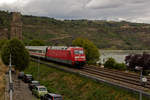 101 022 durchfährt mit einem InterCity auf dem Weg in Richtung Süden Oberwesel an der linken Rheinstrecke.