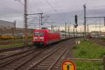 101 018 erreicht mit einem Intercity in Richtung Sden den Dsseldorfer Hauptbahnhof.