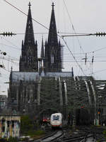 Typerischer Blick vom Bahnsteigende in Deutz Richtung Hohenzollernbrücke und Dom.