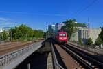 Dieser von 101 089 geschobene InterCity hat am 05.08.2020 den Groteil der Fahrt noch vor sich, seit dem Start in Hamburg-Altona sind erst wenige Kilometer zurckgelegt worden. Vermutlich handelt es sich um den leicht verspteten IC 2321, der ber Bremen und das Ruhrgebiet nach Frankfurt (Main) unterwegs ist.