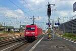 101 069 schiebt am 13.04.2022 einen InterCity in Richtung Norden durch Kln-Messe/Deutz.