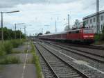 111 193 schiebt eine Regionalbahn gen Heidelberg.