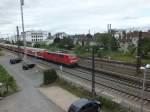 111 098 erreicht am 23.06.2013 mit einer Regionalbahn nach Frankfurt (Main) Hauptbahnhof Weinheim.