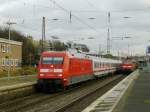 Zugbegegnung am 23.12.15 in W-Oberbarmen: 101 012 und 111 112 mit einem RE4 nach Dortmund.