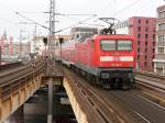 112 184 schiebt ihren Regionalexpress aus dem Bahnhof Berlin-Alexanderplatz.