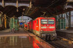 Nachschuss auf 112 171 in der Bahnhofshalle von Hamburg-Dammtor.