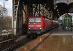 Aus dem hohen Norden kommt dieser RegionalExpree mit 112 154 an der Spitze, der gerade in Hamburg-Dammtor hält, um kurz danach seine Fahrt zum nur mehr gut zwei Kilometer entfernten Hauptbahnhof