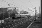 Aus dem hrtesten Gegenlicht heraus erreicht 112 190 den Bahnhof Berlin-Sdkreuz.