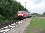 120 105 durchfhrt am 08.08.2012 mit einem Intercity in Richtung Sden den Bahnhof Kln-West.