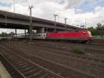 120 114 schiebt am 11.08.14 einen InterCity durch Hamburg-Harburg.