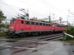 140 843 und 833 passieren am 17.10.2012 einen Bahnbergang in Dsseldorf-Eller.