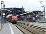 Auf der Ostseite des Erfurter Hauptbahnhofes stehen die RBs nach Sangerhausen (143 139, 2 Dostos), Kassel (EB-Itino, verdeckt) und Nordhausen (642 022) bereit, 9.12.13