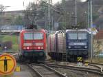 Am 9.1.14 treffen sich gleich drei 143er in Gschwitz: 143 566 mit dem RB nach Saalfeld, daneben 3 abgestellte Loks, vorne 143 638, 112 der RBH Logistics.