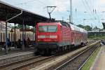 143 931 und ihr Doppelstockzug der Linie RB49, die den wohl buntesten Fahrzeugeinsatz rund um Cottbus zu bieten hat, lockte neben mir auch noch einen weiteren Fotografen an.