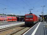 142 220 mit einre RB aus Erfurt macht am 5.8.15 in Sangerhausen auf Gleis 1 Wendepause, auf Gleis 3 steht eine aus Westen eingefahrene Dosto-Garnitur mit 143 821 (im Bild nicht sichtbar).