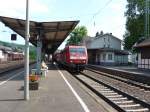 145 010 durchfhrt am 05.06.2010 den Bahnhof Linz (Rhein) mit einem Gterzug.