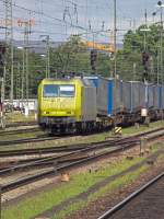 145-CL 031 (145 103) von Alpha Trains, die für Crossrail fährt, schlängelt sich mit einem Trailerzug auf die Gütergleise des Badischen Bahnhofes in Basel, 04.08.14.