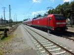 146 235 schiebt am 31.7.13 einen IRE aus dem Bahnhof Singen in Richtung Karlsruhe.