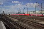 Während 146 119 mit einem Regionalexpress aus Mannheim in den Frankfurter Hauptbahnhof einfährt, kreuzt sie eine Doppeltraktion TALENT-II-Triebwagen, die in Richtung Gießen aufbrechen.