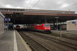 Während 146 117 im Hintergrund mit dem RE2 nach Münster soeben erst angekommen ist, verlässt 146 261 mit dem seit kurzem bis zum Köln/Bonner Flughafen fahrenden RE6 nach Minden