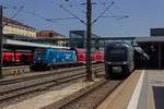 Nahverkehr in Regensburg: Rechts erwartet 440 403 die Abfahrt in Richtung Ingolstadt, whrend links die Bahnland Bayern-Werbelok 146 246 mit einem RE nach Nrnberg einfhrt.