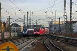 Bei der Einfahrt in den Hannoveraner Hauptbahnhof liefern sich ein RE der enno aus Wolfsburg und der RE in Richtung Norddeich ein Wettrennen, das der Triebzug 1440 114 gewinnt - alleine schon weil