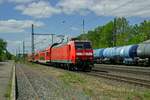 An der Spitze einer Regionalbahn nach Burg beschleunigt 146 009 nach einem kurzen Halt in Niederndodeleben.