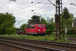 Mit einem mit Stahlrohren beladenen Gterzug fhrt 151 034 am 16.05.19 in Oberhausen-Osterfeld ein.