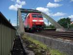 152 026 zeigt sich am 06.08.2010 an der Wiedbrcke in Neuwied mit einem Gterzug.