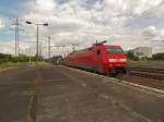 Trailerzug Nummer 2: 152 064 fährt mit einem aus LKW-Walter-Aufliegern bestehenden Ganzzug in Schönefeld ein.